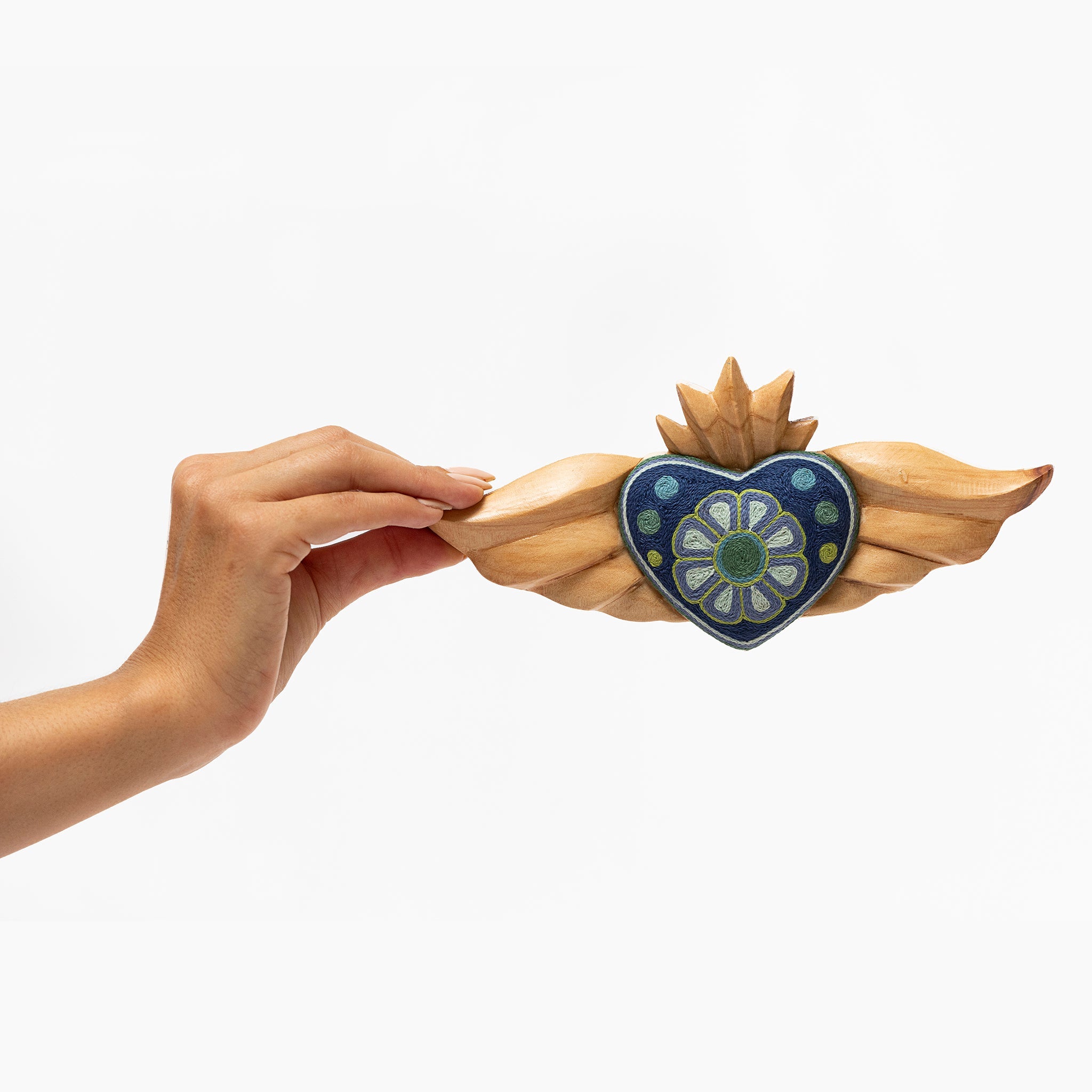 Corazón de Hilo Sculpture
