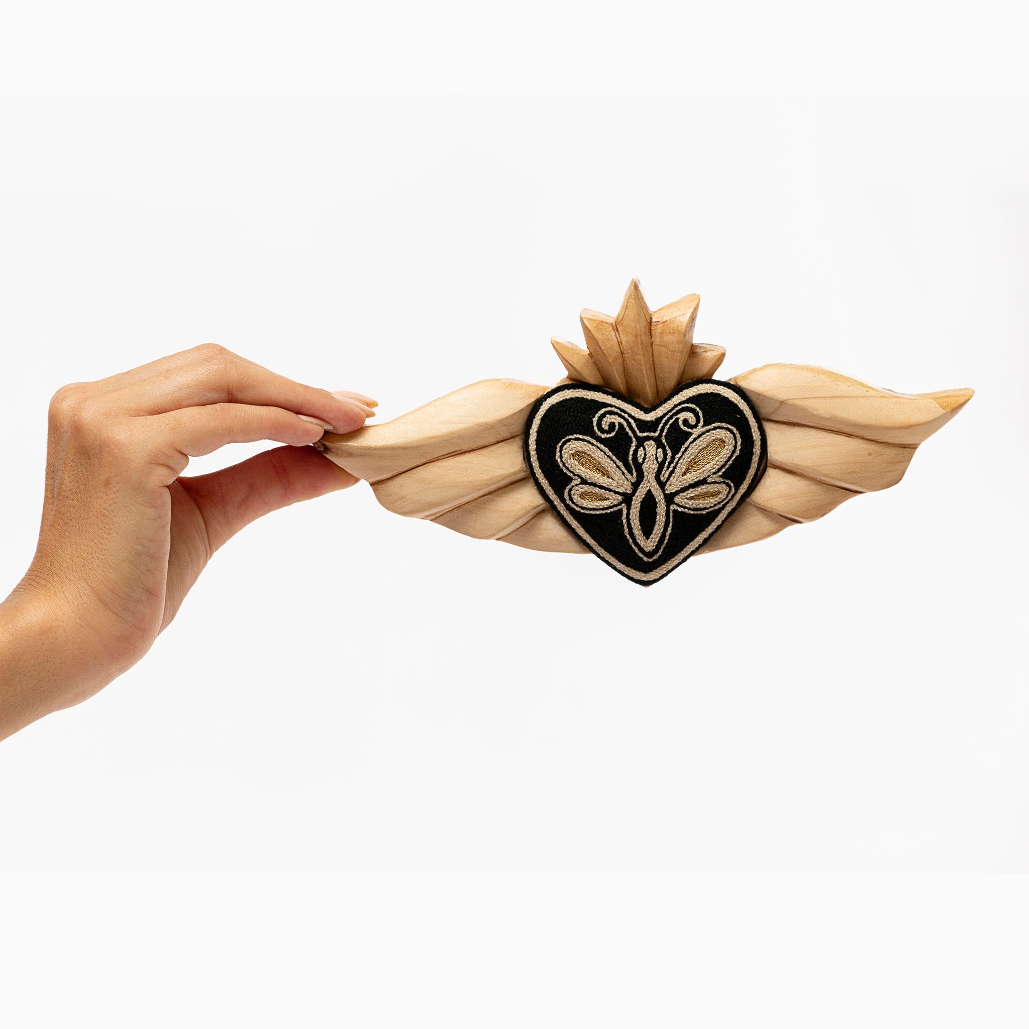 Corazón de Hilo Sculpture