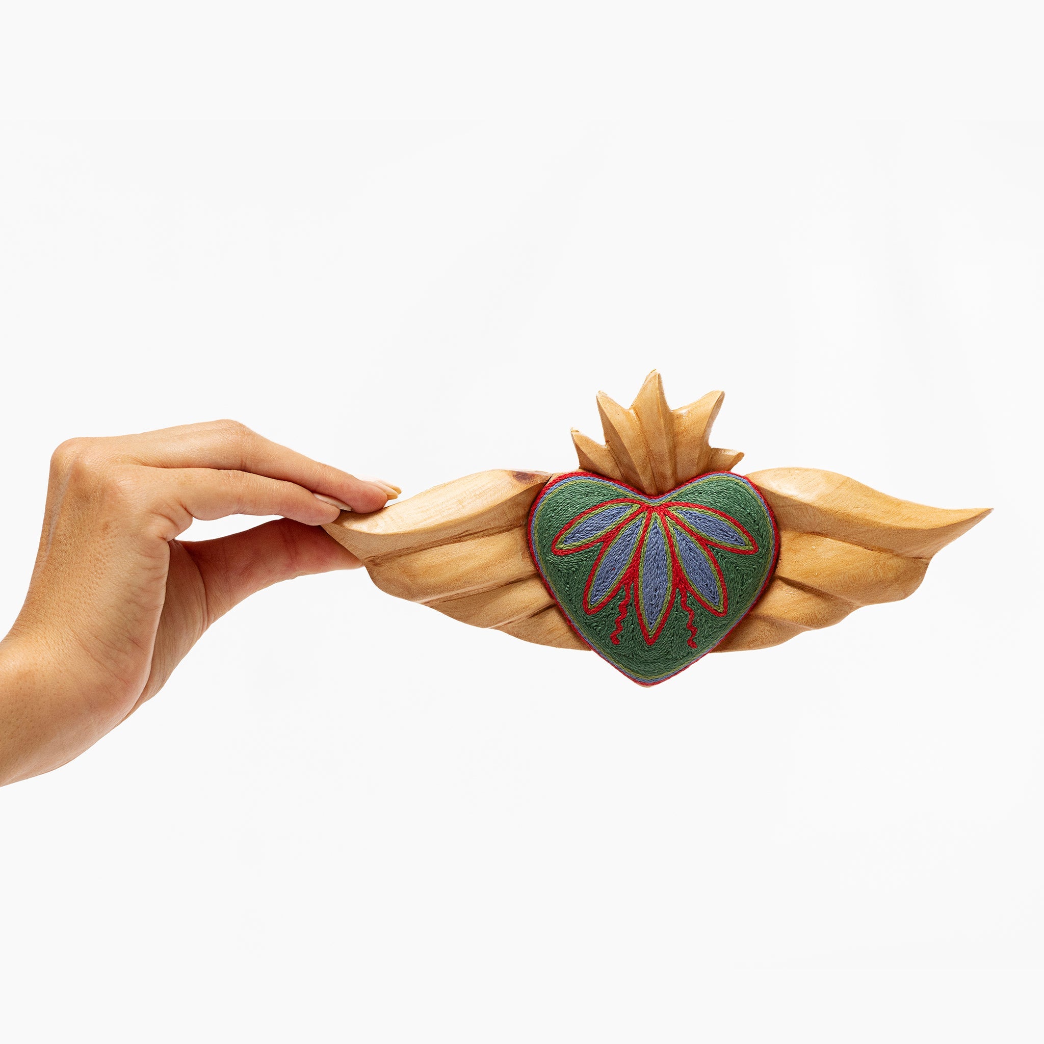 Corazón de Hilo Sculpture